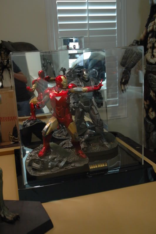 Lighted acrylic display case for 1/4 statues